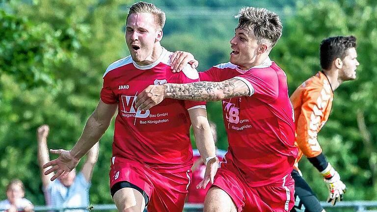 Pure Freude bei Aubstadts Max Schebak (links) nach seinem 1:0 im Grabfeld-Derby. Ingo Feser versucht seinen Mitspieler &bdquo;einzufangen&ldquo;, um mit ihm zu feiern. Rechts Großbardorfs Keeper Marcel Wehr. Man kann erahnen, was in diesem Moment in ihm vorging.Fotos (2): Anand Anders