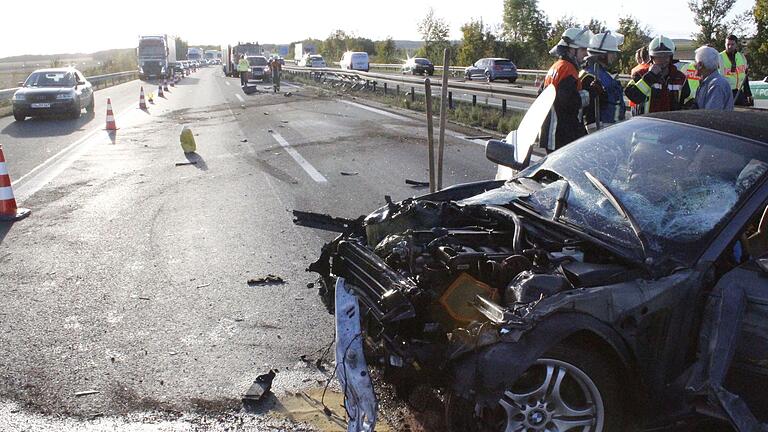 Einsätze nach Unfällen auf den Autobahnen sind für die Feuerwehr Werneck an der Tagesordnung. Um die Helfer zu schützen, sichert ein schweres Fahrzeug den Einsatzbereich ab. Das Bild entstand nach einem Unfall auf der A 70 bei Werneck 2018.