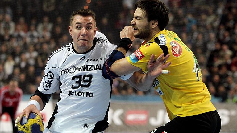 Eine Szene aus einem Bundesliga-Spiel im Jahr 2011: Carlos Prieto (rechts), hier im Trikot der Rhein-Neckar Löwen, attackiert Filip Jicha (rechts) vom THW Kiel, der heute Trainer des deutschen Rekordmeisters ist.