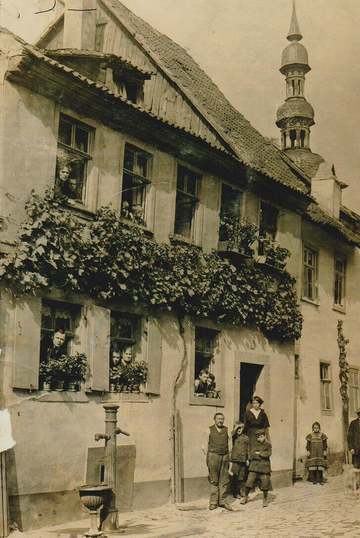 Zürch 9 im Jahr 1909. Obwohl dieses Bild schon mehr als 110 Jahre alt ist, sind sogar einige Namen der 'Zürcher', die aus den Fenstern dieses Hauses mit Brunnen vor dem Tore schauen, bekannt. Max Steininger heißt der junge Mann im linken Fenster. Philippine und Paul Weichsel schauen aus dem mittleren Fenster. Oben links im Fenster Margarethe Loser.