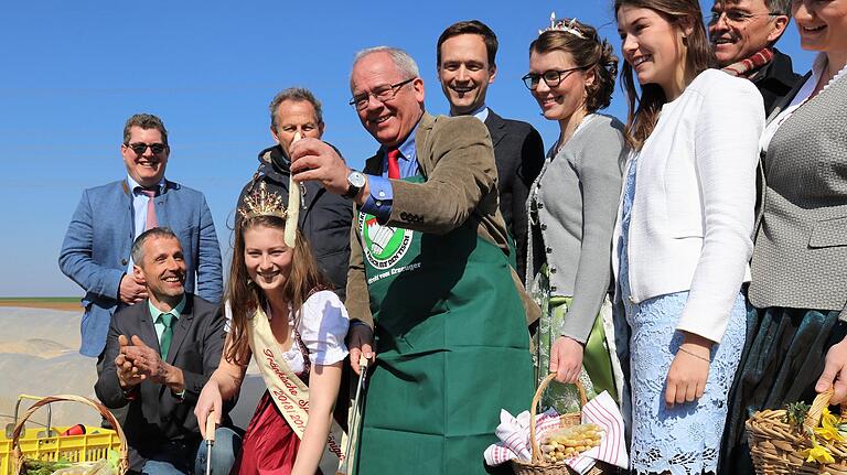 Die offizielle Eröffnung der Spargelsaison 2019: Damals war Christiane Reinhart (Vierte von rechts) als Schweinfurter Spargelprinzessin dabei