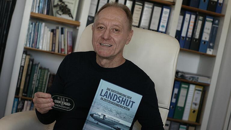 Aribert Martin in seiner Fuldaer Wohnung mit einem GSG9-Abzeichen und einem Buch, in dem auch seine Erlebnisse in Mogadischu aufgeschrieben sind.  Foto: Steffen Standke       -  Aribert Martin in seiner Fuldaer Wohnung mit einem GSG9-Abzeichen und einem Buch, in dem auch seine Erlebnisse in Mogadischu aufgeschrieben sind.  Foto: Steffen Standke