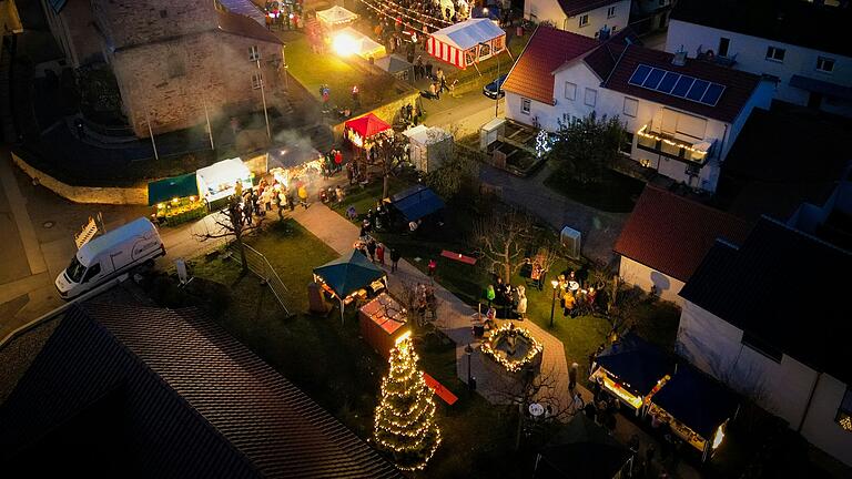 Bei der Burgläurer Dorf-Weihnacht erstrahlte der Ort in hellem Glanz. Bei der Burgläurer Dorf-Weihnacht erstrahlte der Ort in hellem Glanz.