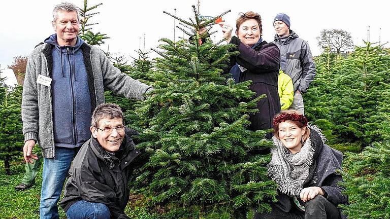 Unter den Augen von Günther Marx und Marianne Bols fällen Biokönigin Eva I. und Landrat Schiebel den ersten Bio-Weihnachtsbaum. J. GABEL