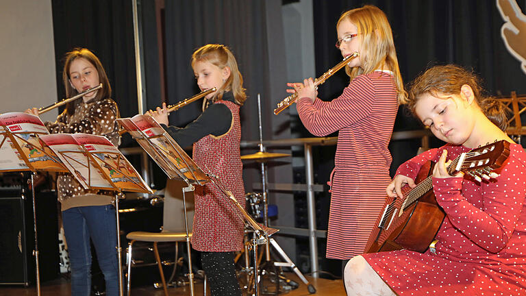 Flötentöne und Gitarrenklänge erklangen von Amelie Ayer, Lena Hoimbach, Emilia Nötscher und NIna Schobert.