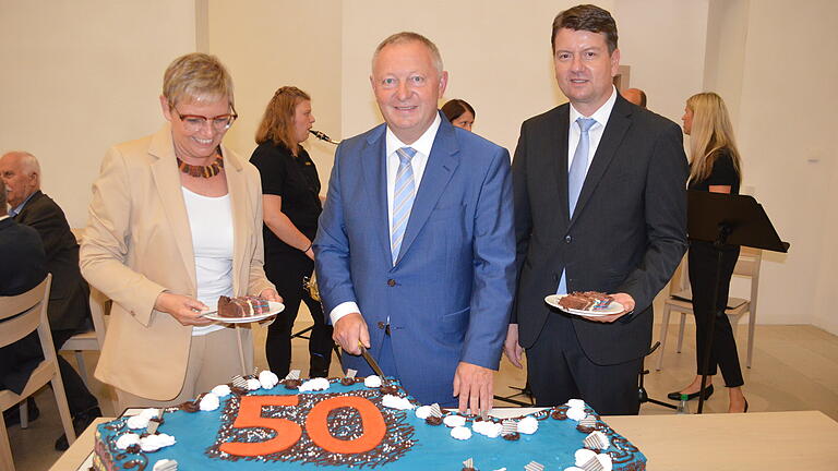 50 Jahre Landkreis Bad Kissingen wurden am 1. Juli 2022 im Kloster Altstadt (Hammelburg) gefeiert. Unter den Gästen waren auch die Parlamentarische Staatssekretärin Sabine Dittmar (SPD), Innenstaatssekretär Sandro Kirchen (CSU) und Johann Keller vom Bayerischen Gemeindetag. Aber auch ehemalige und jetzige Kreistagsmitglieder waren eingeladen sowie Vertreterinnen und Vertreter aus mehreren Behörden.