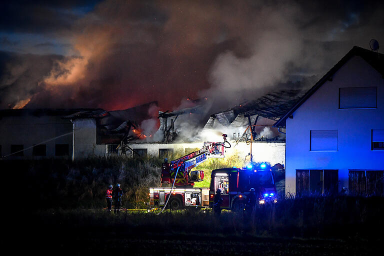 Die Feuerwehren waren am Morgen schnell vor Ort. Die Feuerwehren waren am Morgen schnell vor Ort.