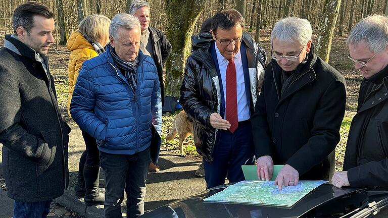 Landtagsvizepräsident Wolfgang Reinhart – hier bei einem gemeinsamen Vorort-Termin an der L 578 mit den Bürgermeistern Johannes Leibold (Großrinderfeld, links) und Volker Faulhaber (Kist, rechts) und Vertretern einer Bürgerinitiative – setzt sich weiterhin für einen Radwegneubau zwischen Gerchsheim und Kist ein.