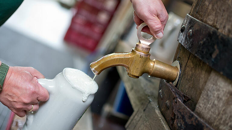 Bier im Steinkrug.jpeg - Spätes Geständnis: Ein Amerikaner hat 50 Jahre nach seiner Tat einen Maßkrug-Diebstahl gestanden und 50 Dollar bezahlt. Bier im Steinkrug.jpeg - Spätes Geständnis: Ein Amerikaner hat 50 Jahre nach seiner Tat einen Maßkrug-Diebstahl gestanden und 50 Dollar bezahlt.