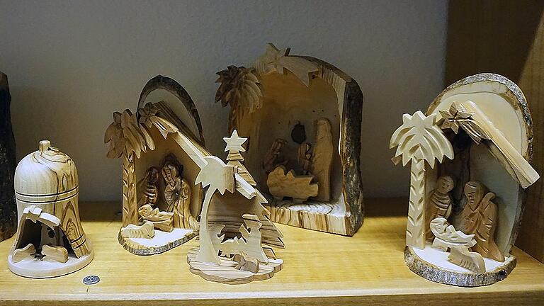 Mit viel Liebe hergestellt. Kleine Krippen-Szenerien aus Holz.