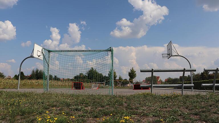 Der Platz für Street-Sportarten wie Basketball, Skateing und Fußball wird in Schwarzach auch geboten. Der Platz für Street-Sportarten wie Basketball, Skateing und Fußball wird in Schwarzach auch geboten.