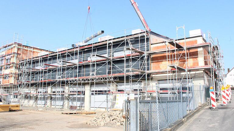 Das neue Gerätehaus der Feuerwehr in Geiselwind soll bis Juni fertig werden. Gleichzeitig entsteht bei dem 3,3 Millionen-Euro-Projekt  ein neuer Bauhof auf der Rückseite (hier im Bild).