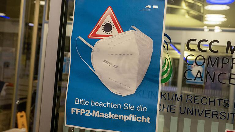 Ab Februar müssen Mitarbeiter in Bayerns Arztpraxen keine Masken mehr tragen. Für Patienten gilt diese Lockerung aber nicht - weil hier der Bund und nicht der Freistaat zuständig ist. Ab Februar müssen Mitarbeiter in Bayerns Arztpraxen keine Masken mehr tragen. Für Patienten gilt diese Lockerung aber nicht - weil hier der Bund und nicht der Freistaat zuständig ist.