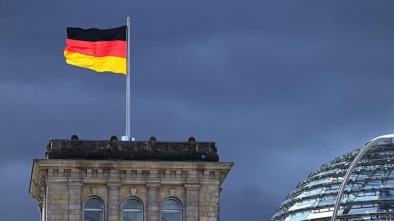 Der Reichstag in Berlin ist Sitz des Deutschen Bundestags - und somit Heimat der Legislative. Als vierte Gewalt im Staat wird die Presse bezeichnet, der Kritik- und Kontrollfunktion zukommt.