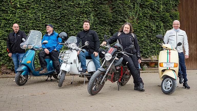 Kurz vor der Abfahrt in Richtung Sizilien: Steffen Thomas, der das Begleitfahrzeug fährt, sowie Edgar Thomas, Marcus Lipsius, Matthias Zänglein und Achim Hein (von links).