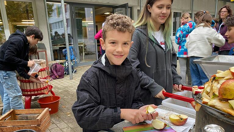 Den 'normalen' Apfelsaft mag Ludwig nicht, der selbst gepresste aus Äpfeln von der Streuobstwiese dagegen schmeckt dem Fünftklässler. Den 'normalen' Apfelsaft mag Ludwig nicht, der selbst gepresste aus Äpfeln von der Streuobstwiese dagegen schmeckt dem Fünftklässler.