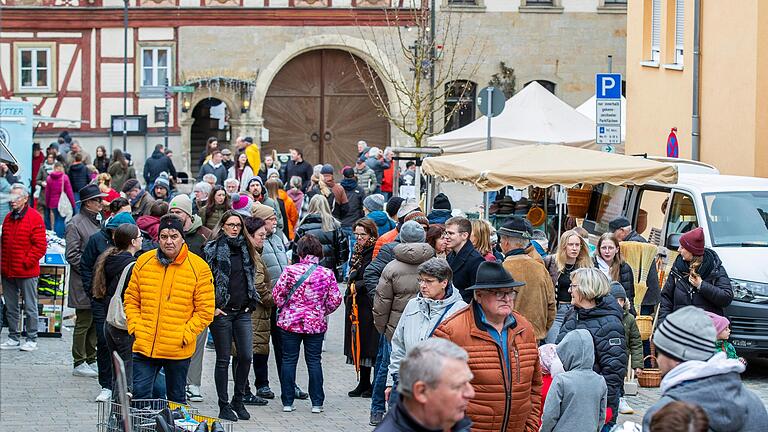 Der Frühlingsmarkt 2025 in Hofheim war am Sonntag trotz der niedrigen Temperaturen gut besucht. Der Frühlingsmarkt 2025 in Hofheim war am Sonntag trotz der niedrigen Temperaturen gut besucht.