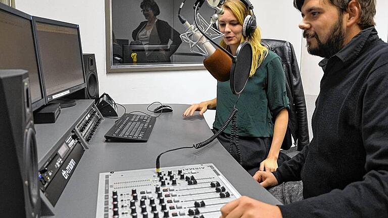 An Mikro und Reglern: Dominic Duzy und Hannah Schäfer basteln gerade an der Jubiläumssendung des FH-Radios.PAT CHRIST