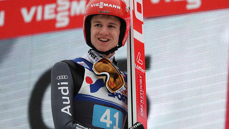 Fünfzehnter       -  Karl Geiger lächelt nach seinem Sprung von der Bergisel-Schanze in Innsbruck. Foto Daniel Karmann Foto: Daniel Karmann