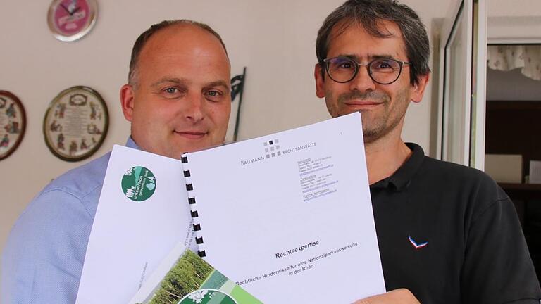 Daniel Wehner, Vorsitzender des Vereins 'Unsere Rhön - gemeinsam stark', und Schriftführer Georg Scheuring stellten gestern die Rechtsexpertise und eine Erwiderung auf das Pro-Gutachten vor.  Foto: Ralf Ruppert       -  Daniel Wehner, Vorsitzender des Vereins 'Unsere Rhön - gemeinsam stark', und Schriftführer Georg Scheuring stellten gestern die Rechtsexpertise und eine Erwiderung auf das Pro-Gutachten vor.  Foto: Ralf Ruppert