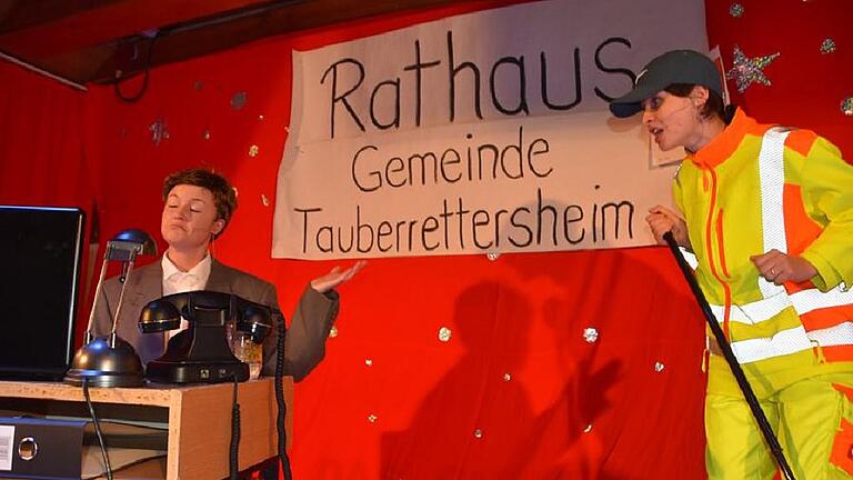 Er stand bei Tauberrettersheimer Fasching meist im Mittelpunkt, Bürgermeister Hermann Oechsner (Larissa Schmitt), hier bei einer Diskussion mit &bdquo;Bubi&rdquo; (Kerstin Schmitt) vom Bauhof.