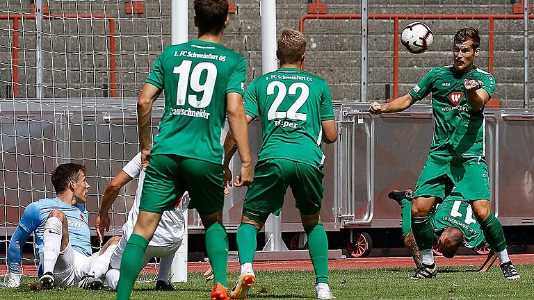 FC Augsburg II vs. Schweinfurt 05, 6. Spieltag, - Der Schweinfurter Ausgleich: Matthias Strohmaier (rechts) trifft per Kopf, FCA-Torwart Flemming Niemann sowie die 05er Steffen Krautschneider (19) und Florian Pieper (22) schauen zu. FC Augsburg II vs. Schweinfurt 05, 6. Spieltag, - Der Schweinfurter Ausgleich: Matthias Strohmaier (rechts) trifft per Kopf, FCA-Torwart Flemming Niemann sowie die 05er Steffen Krautschneider (19) und Florian Pieper (22) schauen zu.