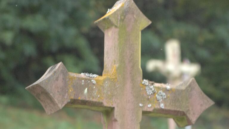 Symbolfoto: Grabkreuz am Friedhof in&nbsp;Rothenfels