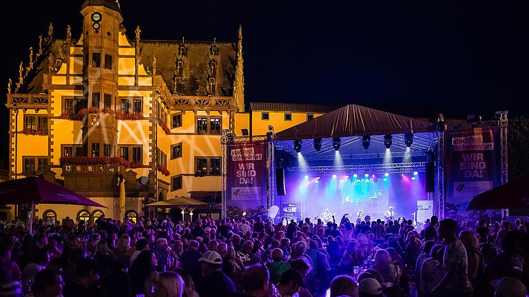 Blick auf die Bühne am Marktplatz in Schweinfurt beim Stadtfest 2019.