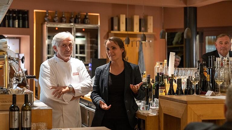 Bei einem Fundraising Dinner kam bisher der Betrag von 44.200 Euro für die Krebsforschung des DKFZ zusammen. Im Bild Sternekoch Bernhard Reiser und Dr. med. Claudia Löffler, Uniklinik Würzburg.