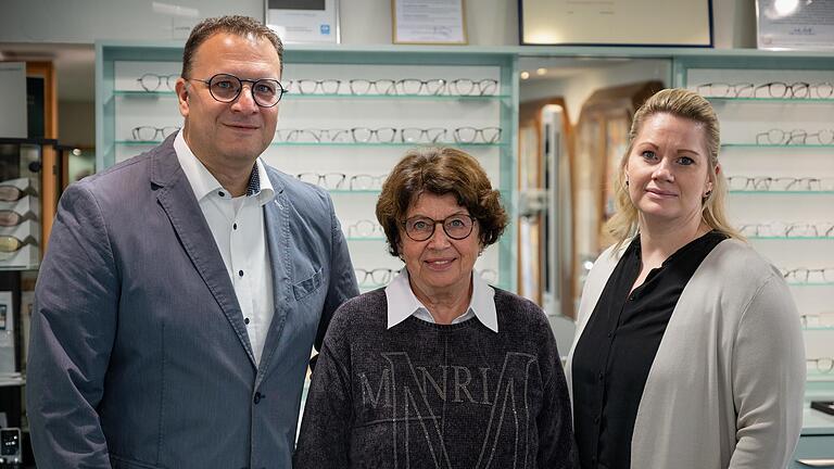 Das Gerolzhöfer Optikergeschäft Wolf-Jüttner feiert in diesem Jahr sein 75-jähriges Bestehen. Das Bild zeigt die Inhaber Stephan Jüttner und Nina Jüttner (rechts) zusammen mit Senior-Chefin Brunhilde Wolf-Jüttner.