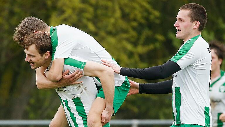 Feiert am Ende der SV Kürnach? Hier jubeln (von links) Torschütze Peter Sachse, Sebastian Galm und Marvin Schäfer über ein Tor in der Partie gegen den FC Eibelstadt. Der Verfolger liegt auf der Lauer, um bei einem Ausrutscher des Konkurrenten ETSV Würzburg zur Stelle zu sein und die Führung zu übernehmen.