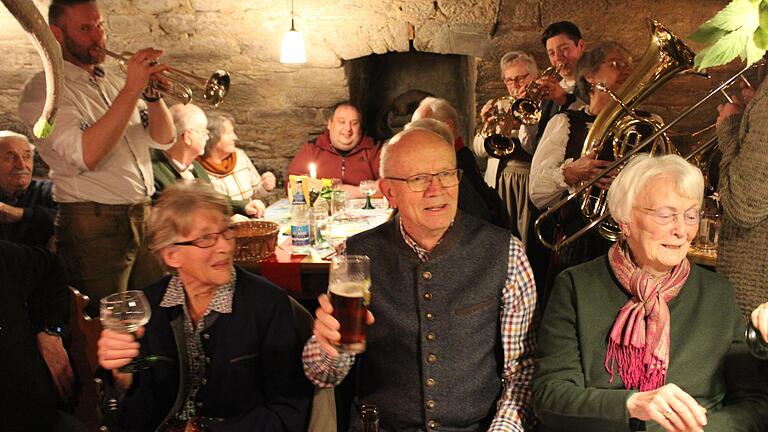 Mittendrin statt nur dabei: Die 'Wiesenbronner Kärwemusikanten' teilen ihre Freude an fränkischen Weisen mit den Gästen des 'Weinkellers am Schloss'.