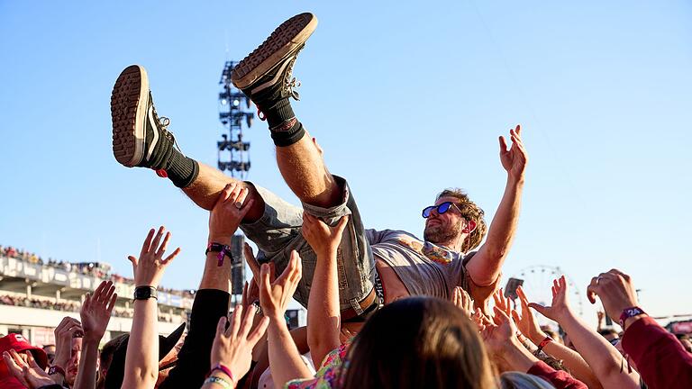 Open-Air-Festival 'Rock am Ring'       -  Beim Jubiläum im kommenden Jahr können die Festivalbesucher zur Musik von 100 Acts feiern. (Archivbild)