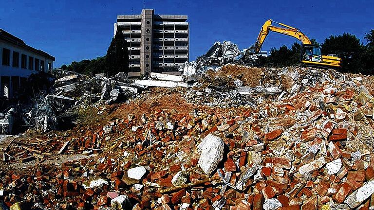 2002: Das Autohaus Buchner in der Schweinfurter Straße wird abgerissen.