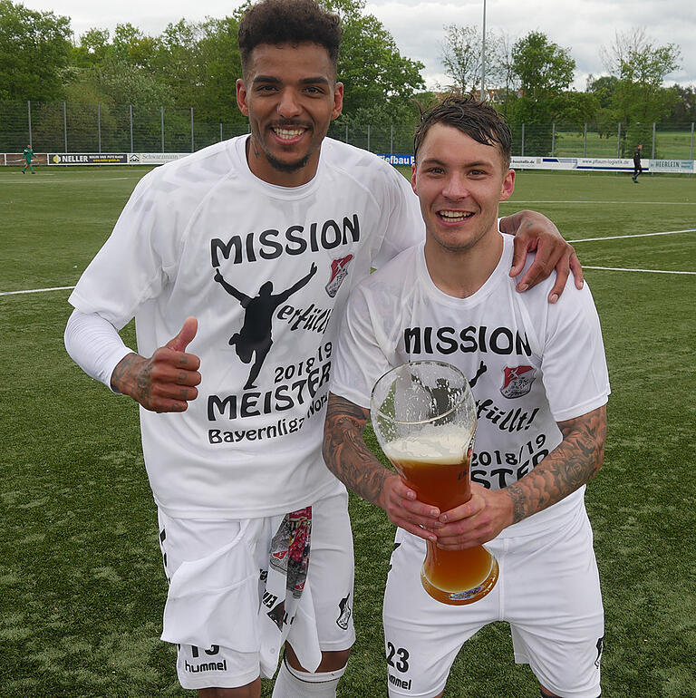 Was für ein Erfolg: Michael Dellinger und Ingo Feser vom TSV Aubstadt in Feierlaune.