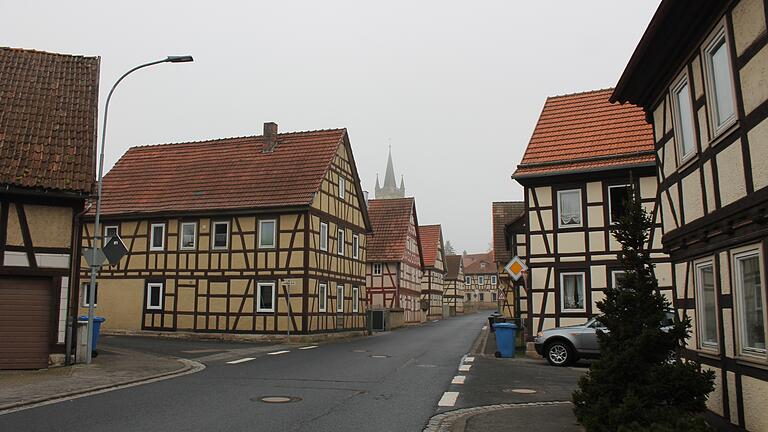 Vom neuen kommunalen Förderprogramm der Stadt Ostheim für Investitionen in alte Bausubstanz sollen auch die Bereiche außerhalb der Altstadt und die Ortsteile Urspringen (im Bild) und Oberwaldbehrungen profitieren.