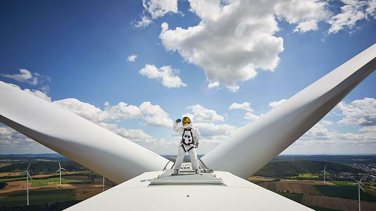 Für ein Kunstprojekt, einen Jahreskalender zum Thema 'Energiewende', fand auf einem Windrad bei Windheim ein Fotoshooting statt. Foto: Sophia Lukasch Photography / Protestonaut       -  Für ein Kunstprojekt, einen Jahreskalender zum Thema 'Energiewende', fand auf einem Windrad bei Windheim ein Fotoshooting statt. Foto: Sophia Lukasch Photography / Protestonaut