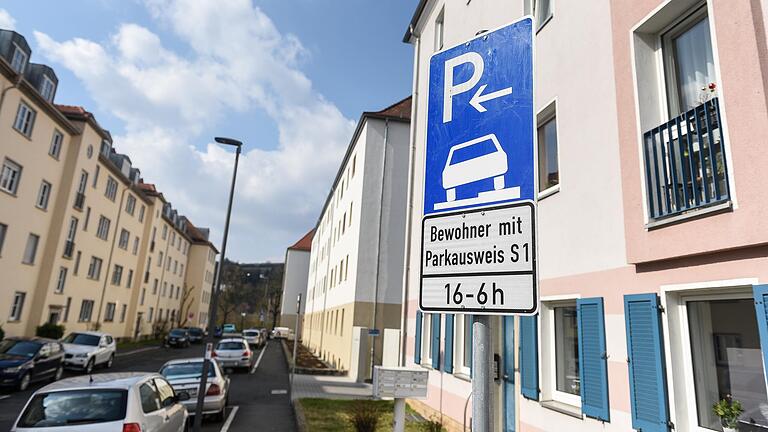 In der Würzburger Rückertstraße stehen Anwohnern ausreichend Parkplätze zur Verfügung.