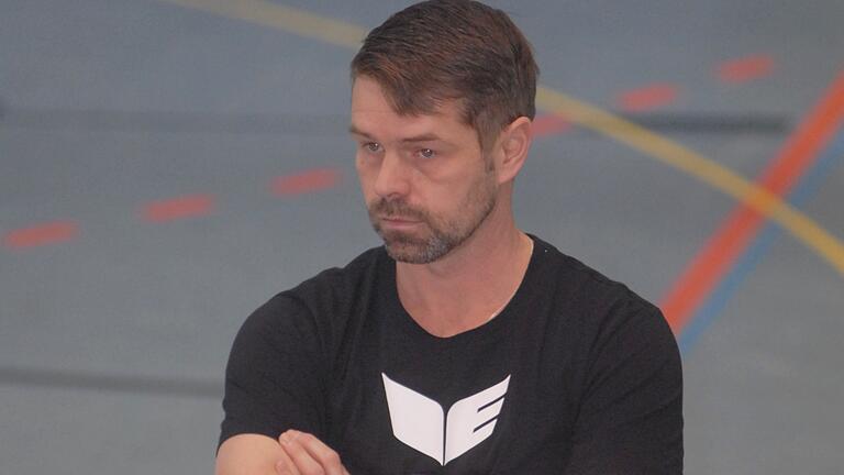 Der Segnitzer Trainer Uli Lauck stellte fest, dass seine Mannschaft mit sportlichen Druck-Situationen noch nicht umgehen könne. Der Segnitzer Trainer Uli Lauck stellte fest, dass seine Mannschaft mit sportlichen Druck-Situationen noch nicht umgehen könne.