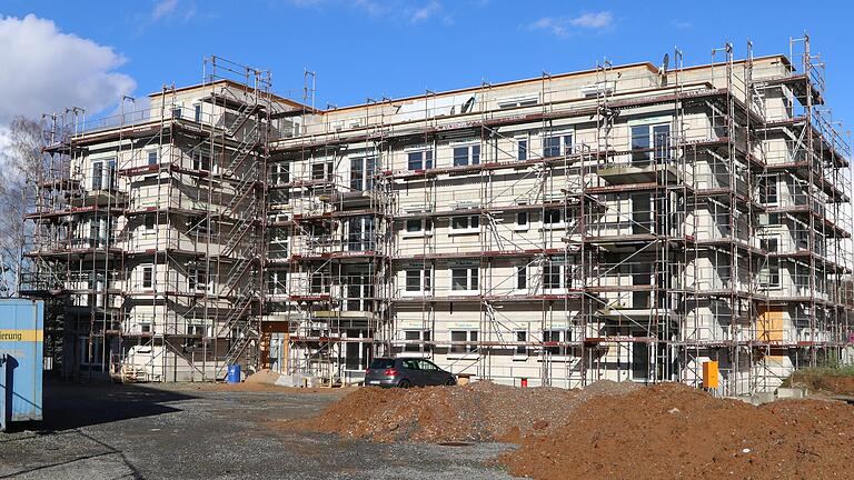 Das Wohnbauprojekt Säule II: Der Architekt erklärte dem Stadtrat, warum sich die Arbeiten verzögert haben. Das Wohnbauprojekt Säule II: Der Architekt erklärte dem Stadtrat, warum sich die Arbeiten verzögert haben.