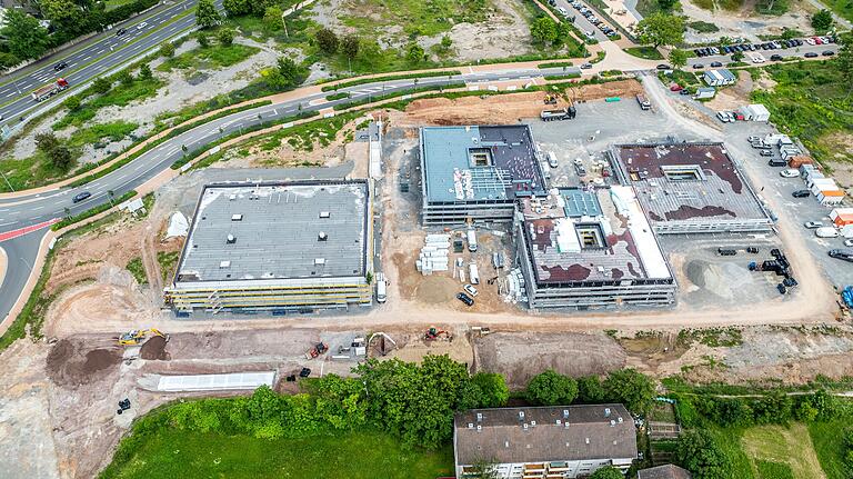 Im Jahr 2016 wurde mit der Planung des Komplexes begonnen. Heute steht ein Großteil des Baus der neuen Grundschule und Kita im Schweinfurter Stadtteil Bellevue.