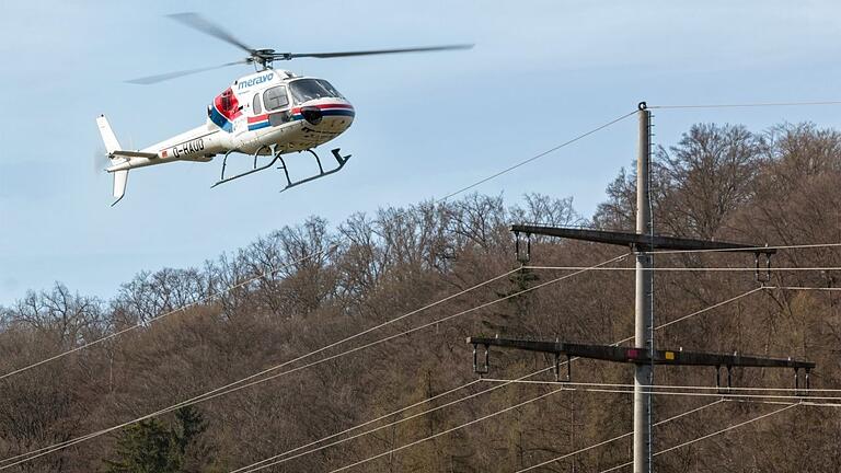 Inspektion aus der Luft für eine sichere Stromversorgung: Derzeit kontrollieren Helikopter im Landkreis Würzburg und im Main-Tauber-Kreis Stromnetze. Inspektion aus der Luft für eine sichere Stromversorgung: Derzeit kontrollieren Helikopter im Landkreis Würzburg und im Main-Tauber-Kreis Stromnetze.