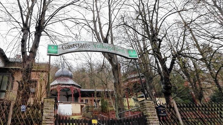 Idyllisch, aber ohne Nutzung: Der 114 Jahre alte Volksgarten ist seit drei Jahren keine Gaststätte mehr, der Versuch einer Wohnbebauung ist jetzt gescheitert. Idyllisch, aber ohne Nutzung: Der 114 Jahre alte Volksgarten ist seit drei Jahren keine Gaststätte mehr, der Versuch einer Wohnbebauung ist jetzt gescheitert.