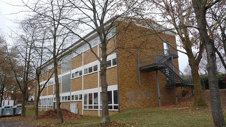 Das alte Goßmannsdorfer Schulgebäude (Archivfoto) wird zu einer Kinderkrippe umgebaut. Doch die Bauarbeiten verschieben sich um ein Jahr.