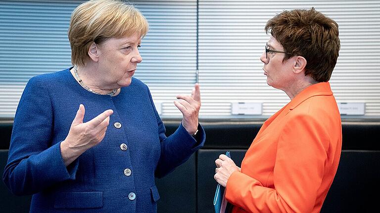 Fraktionssitzungen der Bundestags-Parteien       -  Für ein Zerwürfnis zwischen CDU-Chefin Annegret Kramp-Karrenbauer und Kanzlerin Angela Merkel lässt sich derzeit kein Beleg finden.