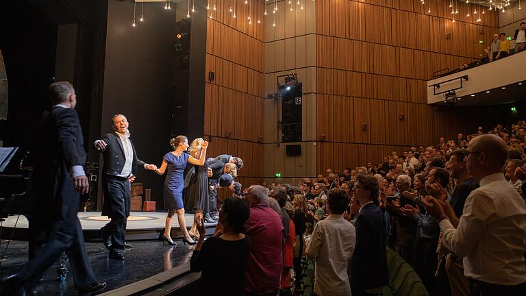 Applaus ist das Brot des Künstlers: Jubel nach der Premiere von 'Comedian Harmonists' am Mainfranken Theater 2019.&nbsp;