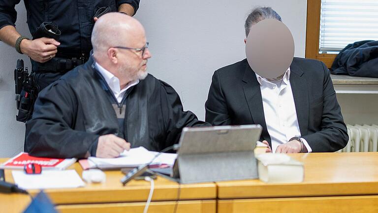 Kai K. (rechts) im Gespräch mit einem seiner Anwälte. Dem 42-Jährigen wird vorgeworfen, eine Frau vergewaltigt, geschlagen und gewürgt zu haben. Kai K. (rechts) im Gespräch mit einem seiner Anwälte. Dem 42-Jährigen wird vorgeworfen, eine Frau vergewaltigt, geschlagen und gewürgt zu haben.