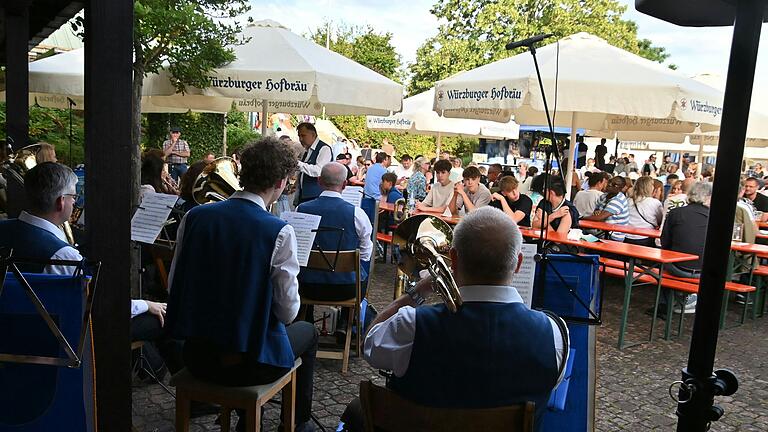 Gut unterhalten wurden die Besucher des Hexenbruchfestes von den Musikfreunden Höchberg, die am Samstagabend ein Konzert gaben. Gut unterhalten wurden die Besucher des Hexenbruchfestes von den Musikfreunden Höchberg, die am Samstagabend ein Konzert gaben.
