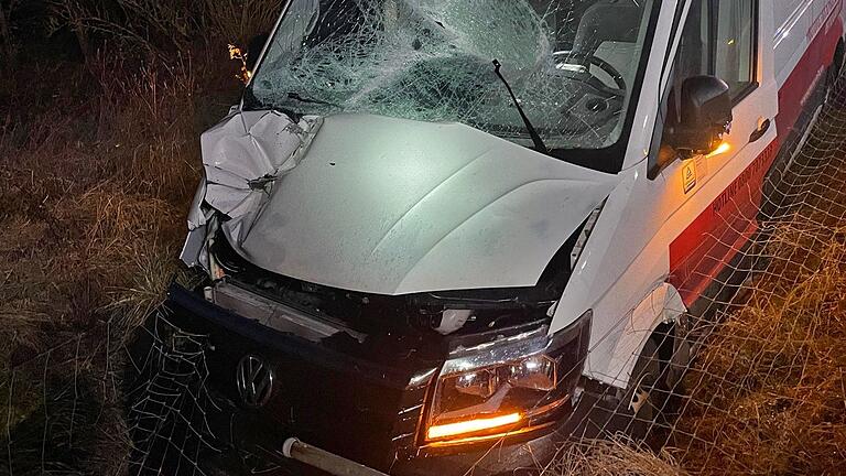 Unfall am Sonntagmorgen auf der A 71: Hier war ein Kleintransporter gegen ein Hinweisschild geprallt und blieb am Wildzaun stehen. Unfall am Sonntagmorgen auf der A 71: Hier war ein Kleintransporter gegen ein Hinweisschild geprallt und blieb am Wildzaun stehen.