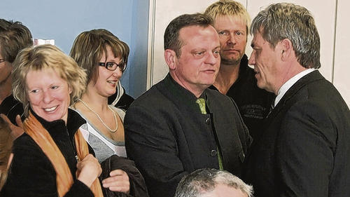 Glückwünsche für den Sieger Konrad Schlier (rechts) von Verwandten, Freunden und Parteikollegen, hier gratuliert gerade Manfred Ländner, Fraktionssprecher der CSU im Kreistag. Glückwünsche für den Sieger Konrad Schlier (rechts) von Verwandten, Freunden und Parteikollegen, hier gratuliert gerade Manfred Ländner, Fraktionssprecher der CSU im Kreistag.